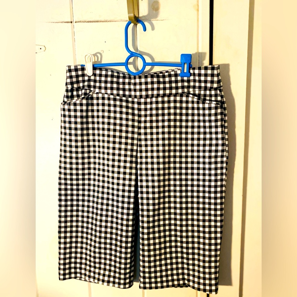 Fun summer black and white checkered knee length shorts